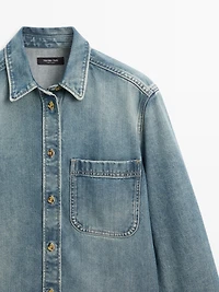 Loose-fitting denim shirt with pockets