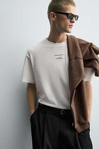 T-SHIRT ÉTIQUETTES CONTRASTE