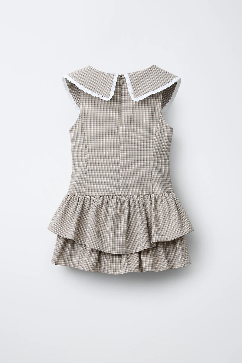 ROBE À CARREAUX, VOLANTS ET DENTELLE