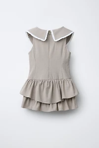 ROBE À CARREAUX, VOLANTS ET DENTELLE