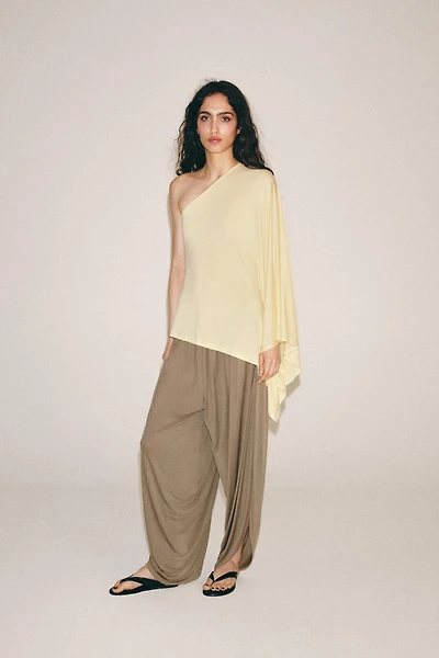 ASYMMETRIC CAPE