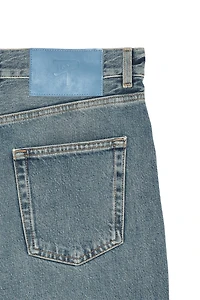 BERMUDA EN JEAN STRAIGHT FIT