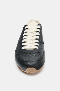 TENNIS EN CUIR CONTRASTE
