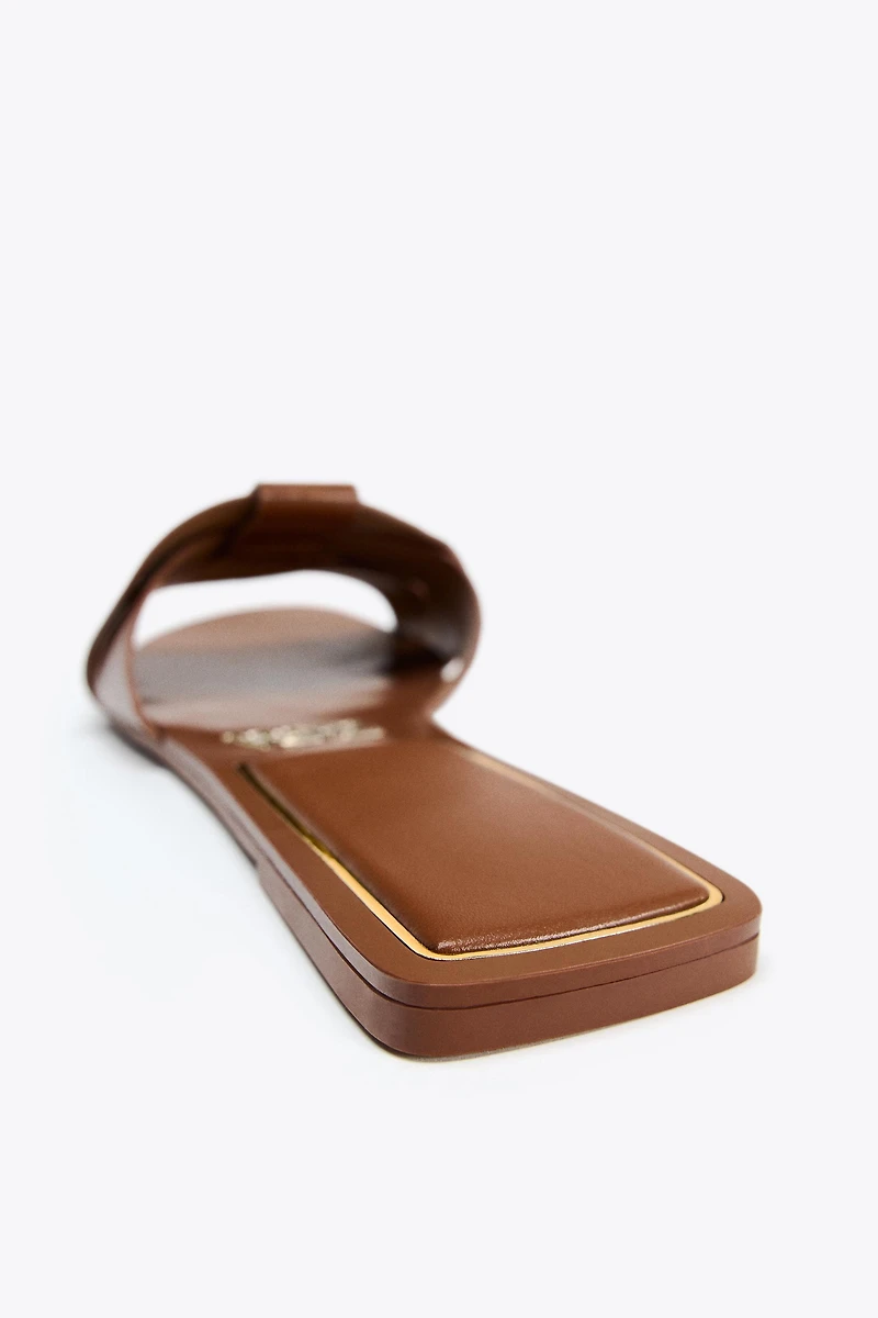 FLAT CROSSED LEATHER SANDALS
