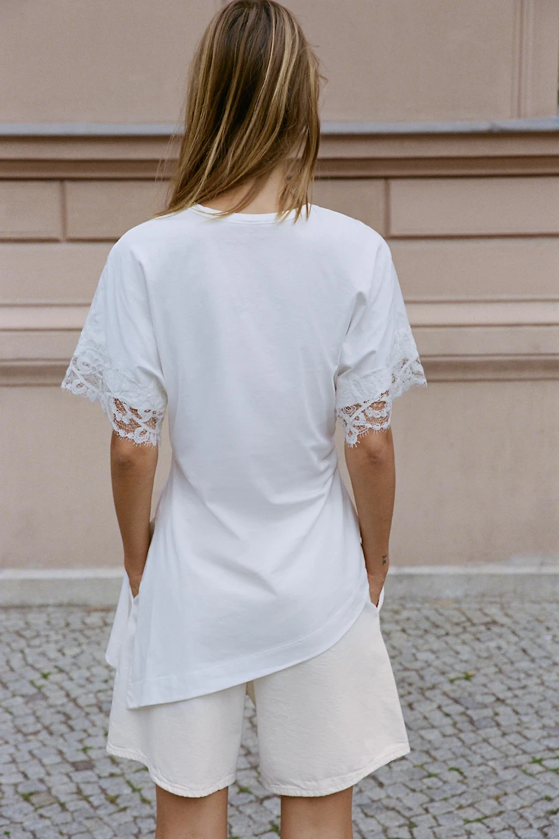 T-SHIRT ASYMÉTRIQUE EN DENTELLE