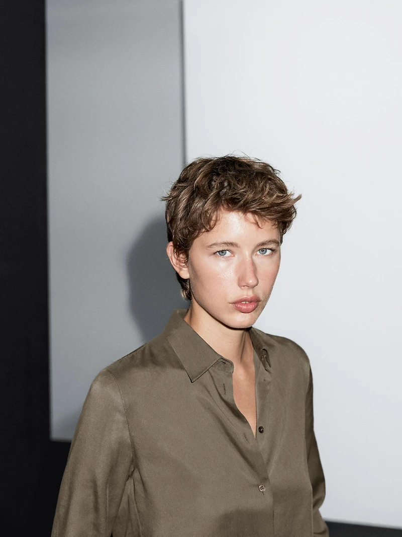 Flowing shirt with collar