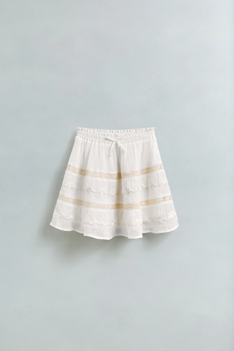 FLORAL EMBROIDERED SKIRT