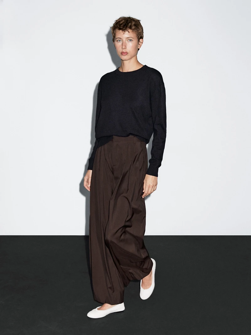 Flowing trousers with darts