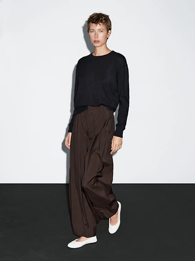 Flowing trousers with darts