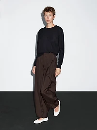 Flowing trousers with darts