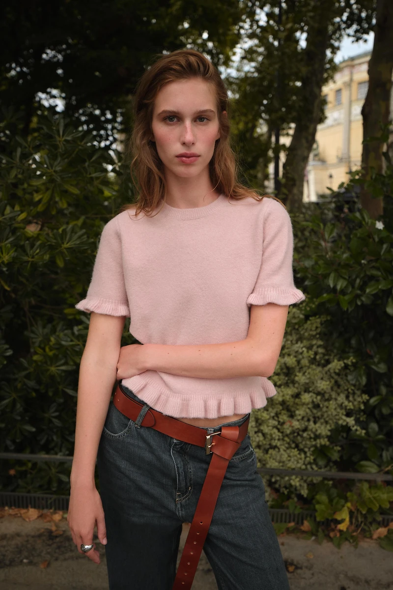 RUFFLED SHORT SLEEVE KNIT SWEATER