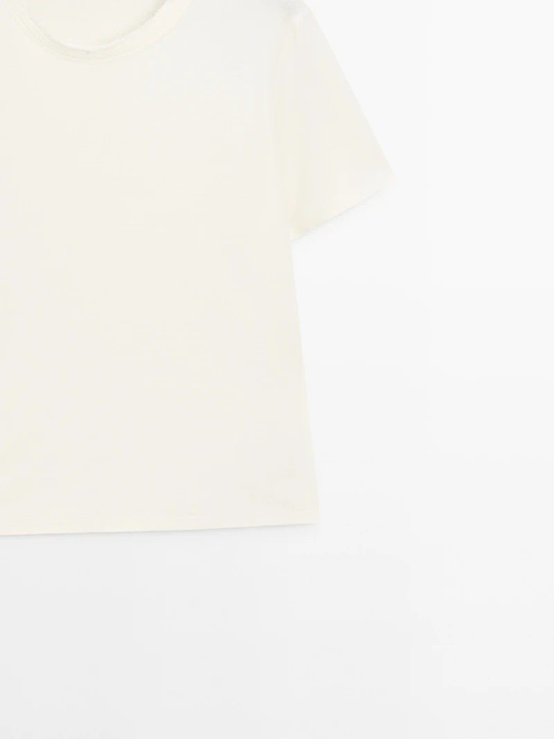 T-shirt with frayed collar