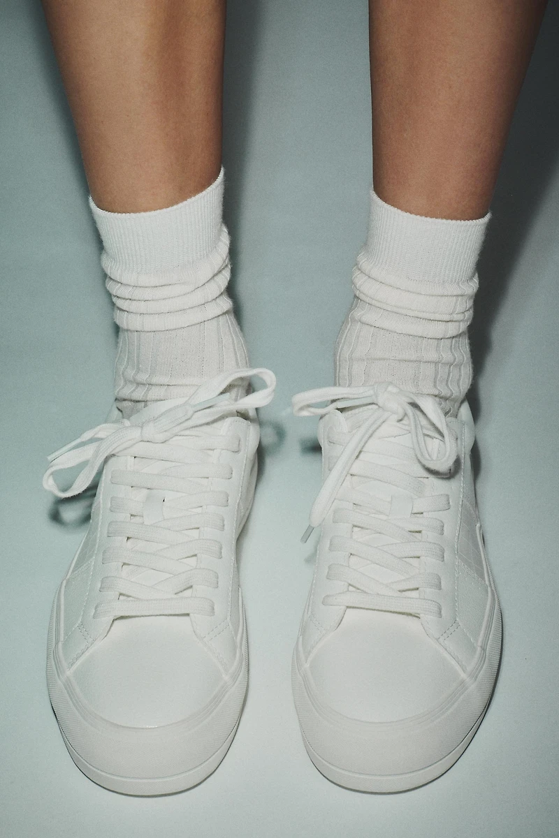 TOPSTITCHING DETAIL SNEAKERS