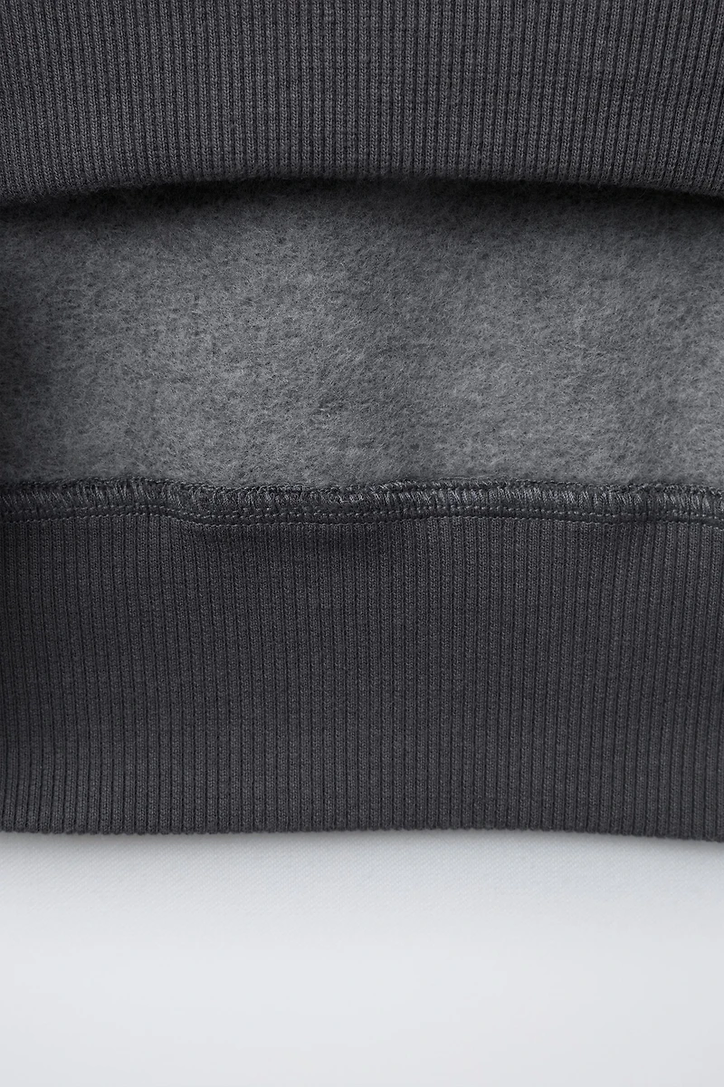 SWEAT À CAPUCHE ET DOUBLE MANCHE