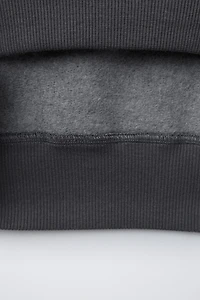 SWEAT À CAPUCHE ET DOUBLE MANCHE