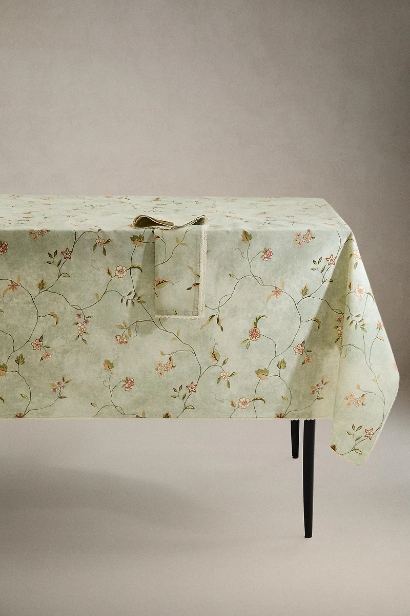 NAPPE IMPRIMÉ FLEURS ET DENTELLE