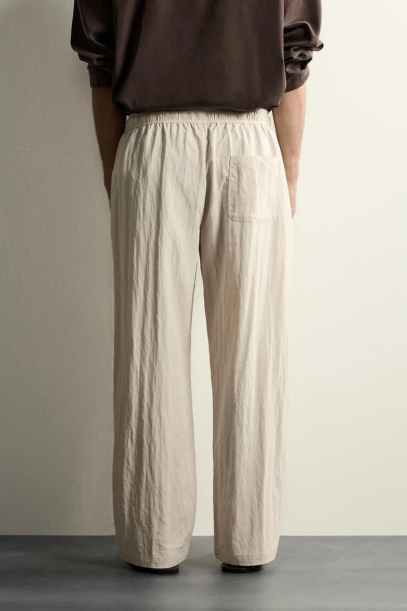 PANTALON TECHNIQUE COUPE DÉCONTRACTÉE EFFET FROISSÉ