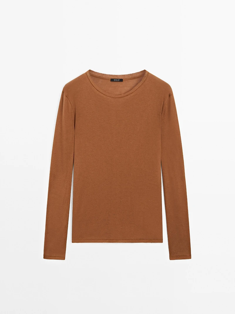 100% cotton T-shirt with neck detail