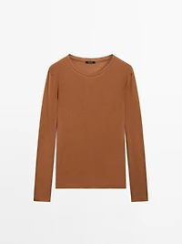 100% cotton T-shirt with neck detail