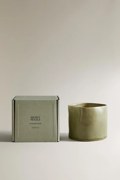 (430 G) MUSKY PETALS SCENTED CANDLE