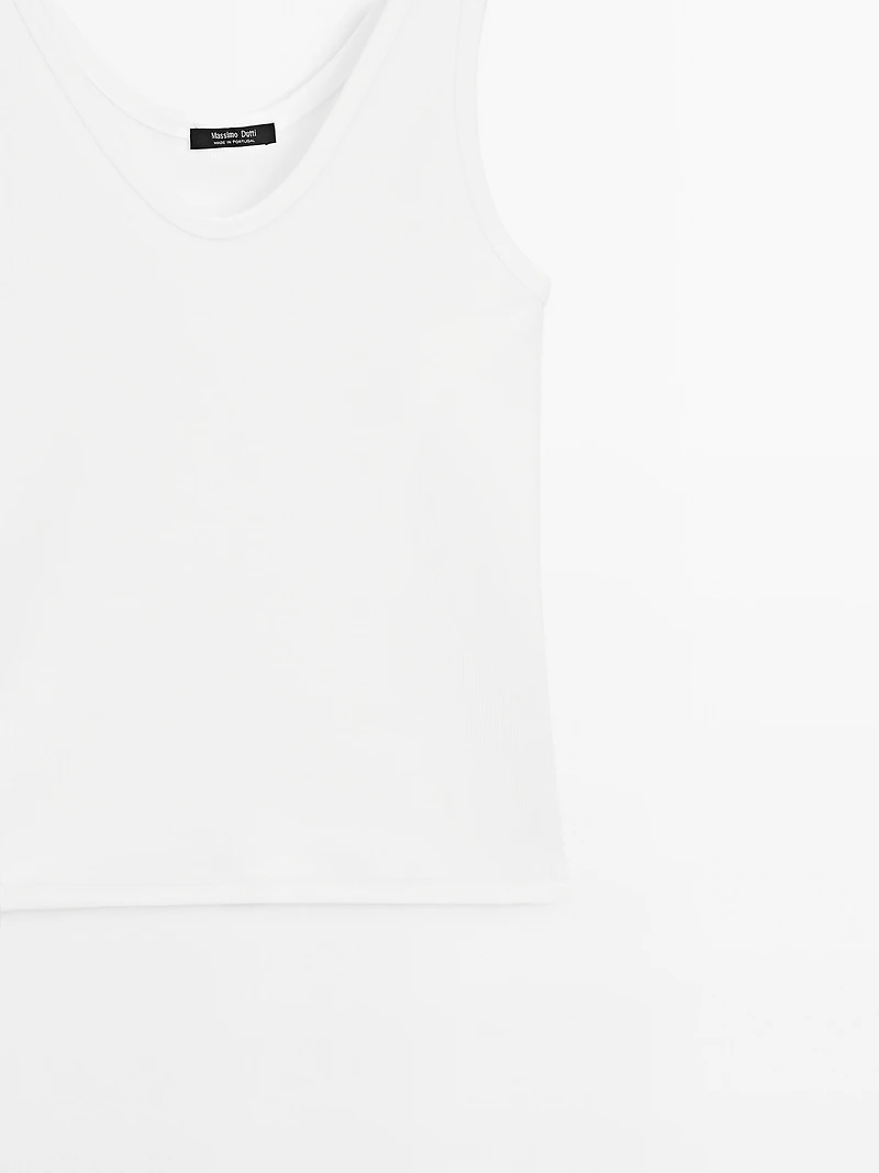 Ribbed top with neckline