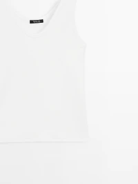 Ribbed top with neckline