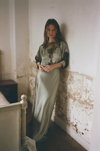 ROBE SATINÉE AVEC DENTELLE