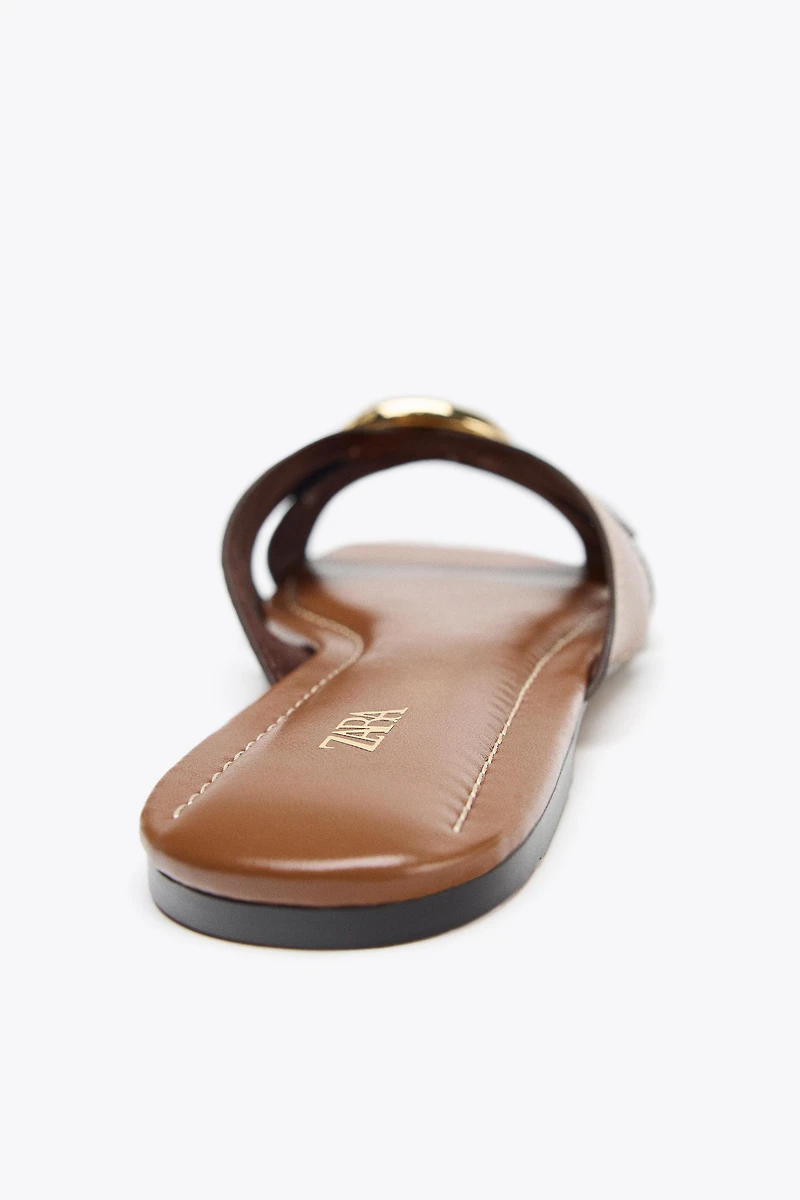 CROSSED SANDALS WITH METALLIC DETAIL