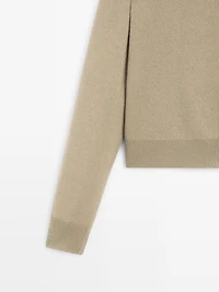 Short knit cardigan with raglan sleeves