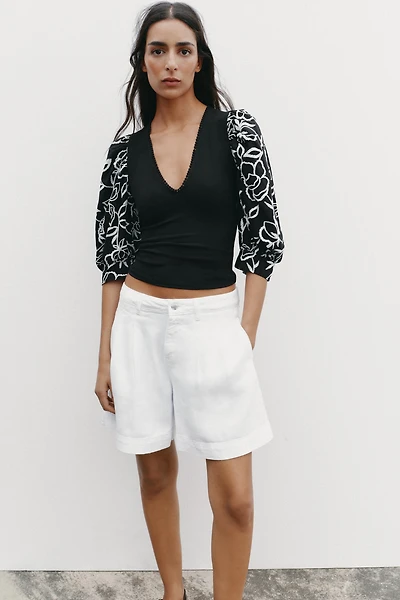 EMBROIDERED FLOWER PUFF SLEEVE TOP