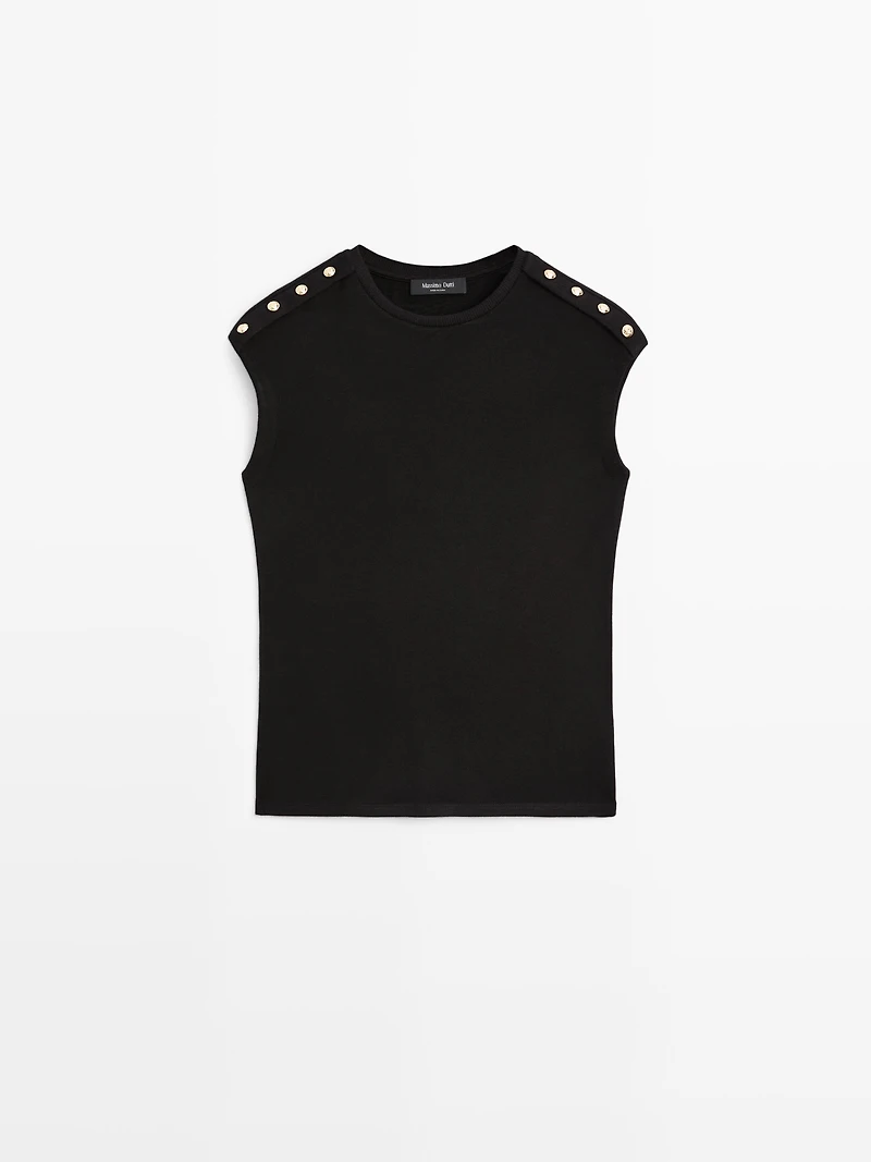 Drop sleeve T-shirt with button details