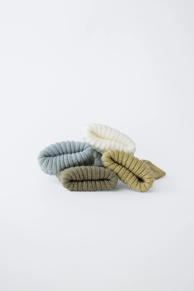 LOT DE QUATRE CHAUSSETTES COULEURS EN BOÎTE