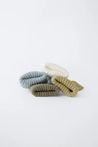 LOT DE QUATRE CHAUSSETTES COULEURS EN BOÎTE