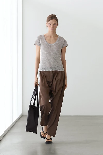 Short sleeve knit sweater with thread detail