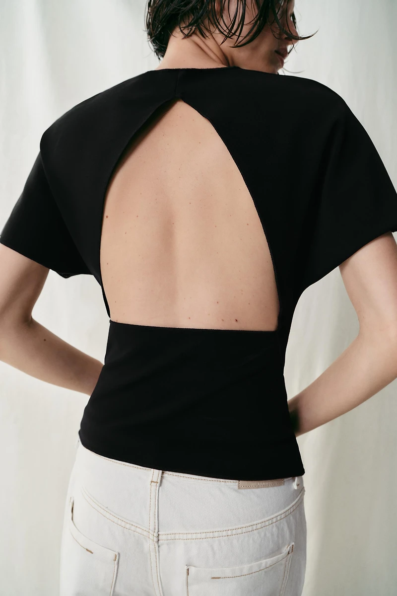 SHORT SLEEVE CUT OUT TOP
