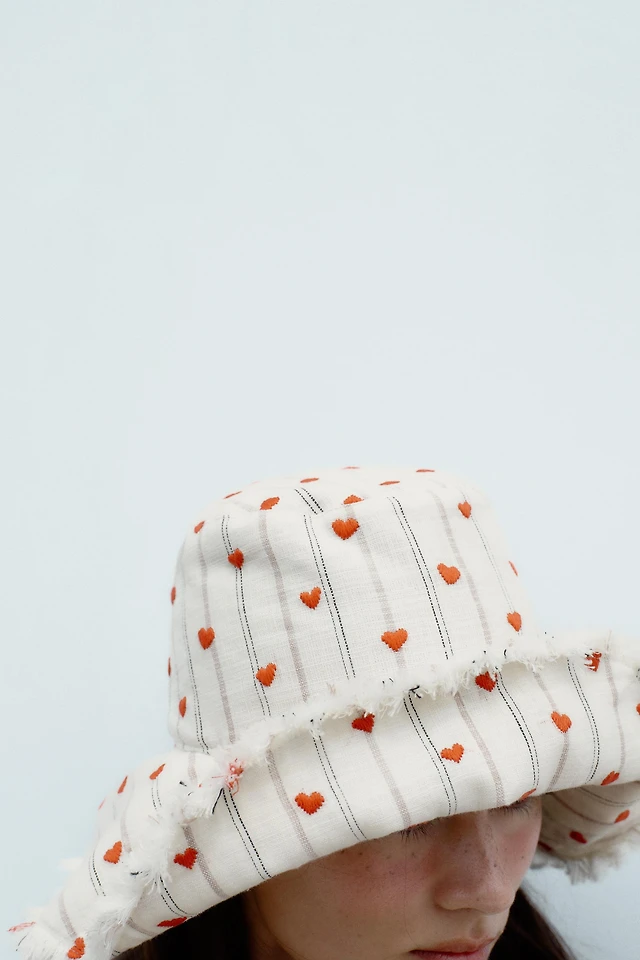 ZARA STRIPED HEART EMBROIDERED BUCKET HAT STRIPED BUCKET HAT WITH HEART PATCH - Red / White | ZARA  main image 4