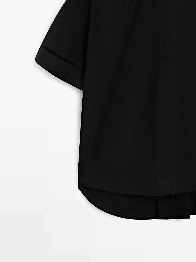 Loose-fitting blouse with sleeve detail