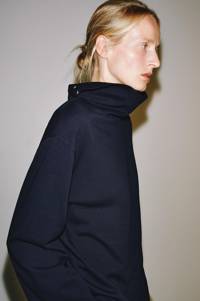HIGH NECK SWEATSHIRT