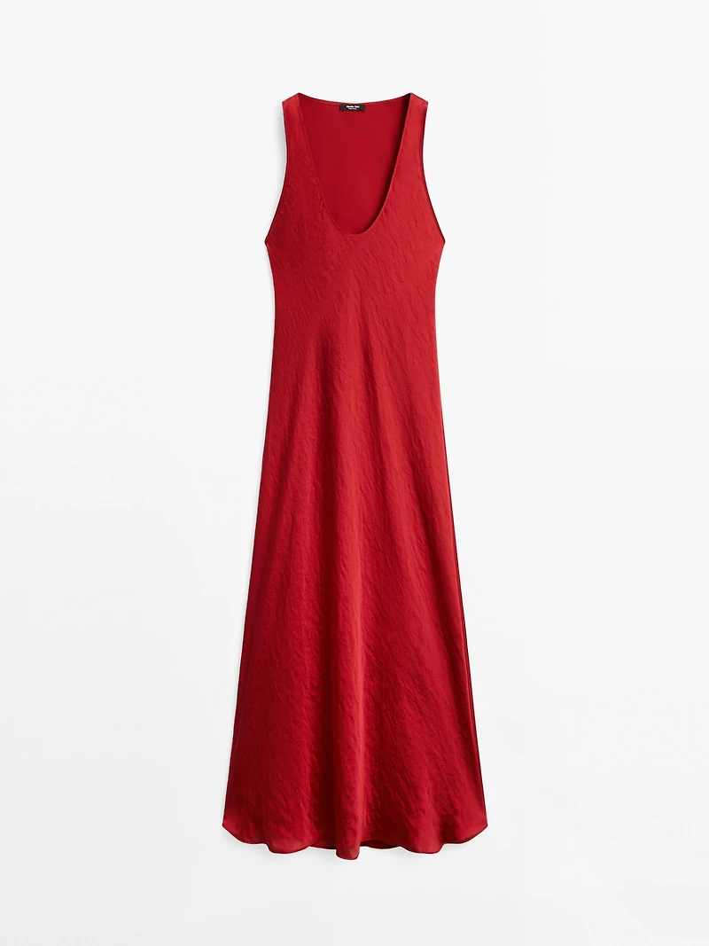 Long satin dress with round neckline