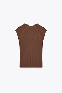 T-SHIRT DÉCOLLETÉ EN V CÔTELÉ