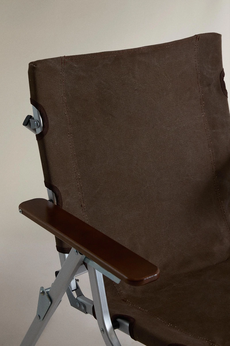 FOLDING CHAIR WITH ARMRESTS AND HANDLE
