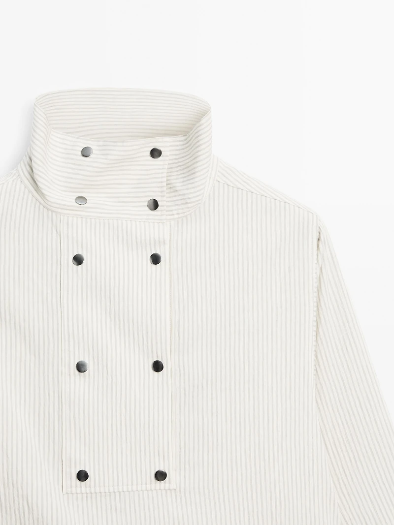 Flowing shirt with button detail on the chest