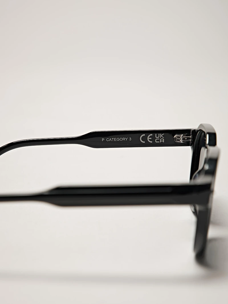 Lunettes de soleil géométriques