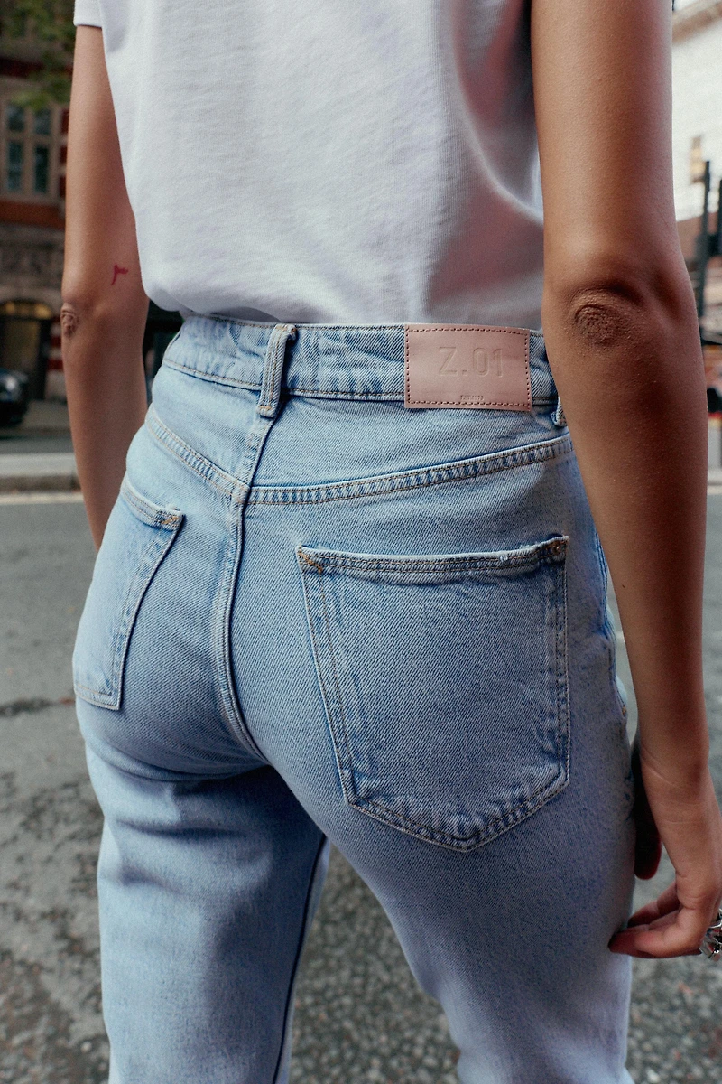 Z.01 HIGH WAIST COMFORT MOM FIT JEANS