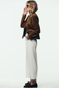 PANTALON À PINCES ET CEINTURE