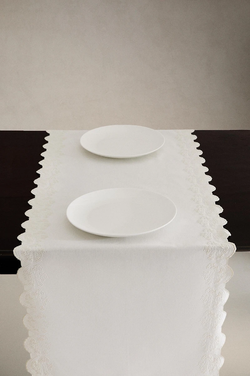 TABLE RUNNER WITH EMBROIDERED BLONDE LACE