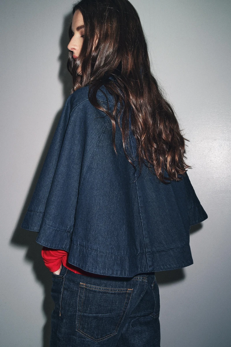 CAPE EN DENIM À BRANDEBOURGS