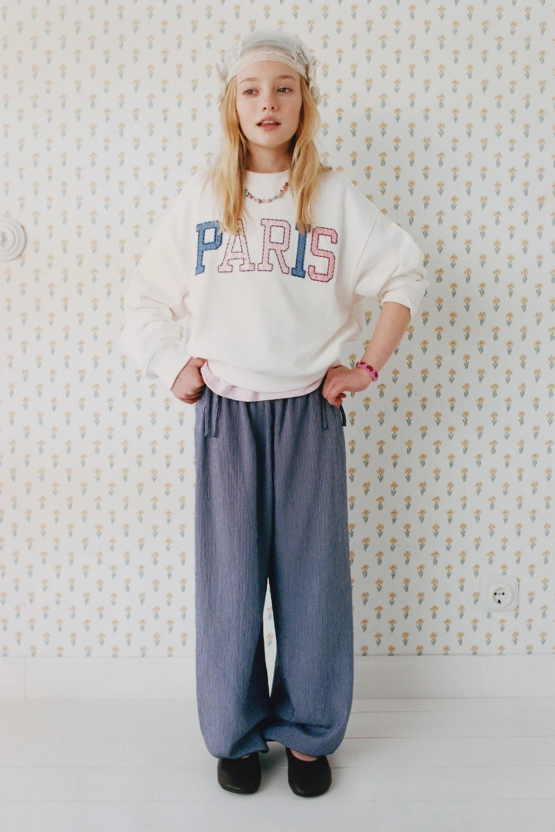 PANTALON BOUFFANT À RAYURES ET LACETS