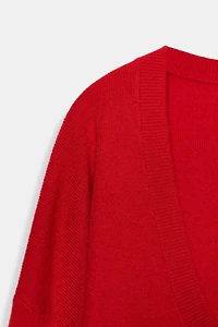PULL EN MAILLE AVEC DÉCOLLETÉ PRONONCÉ