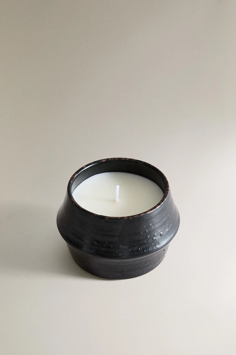 G) AMBER VANILLA SCENTED CANDLE